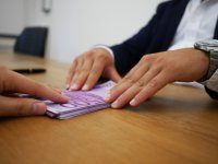 peníze v ruce